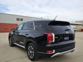 2022 Hyundai Palisade Essential AWD 8 passenger.